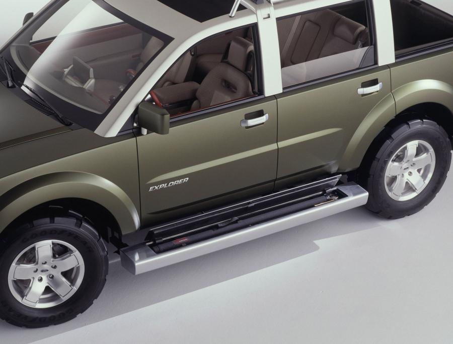  Ford Explorer Sportsman Concept 2001 года  (фото 8 из 30)